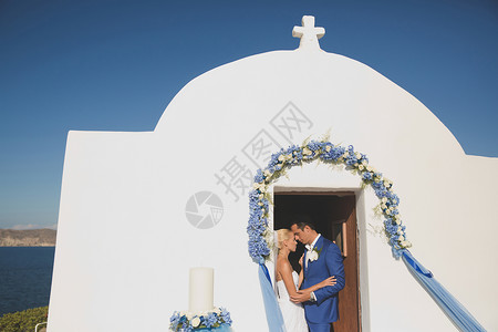 教堂门口新郎新娘的艺术照片时尚婚礼图片