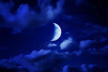夜晚美丽的蓝天,积云,月亮星星图片