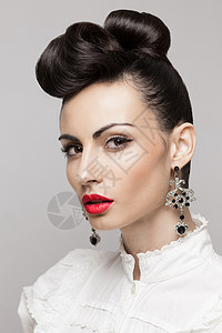特写时尚黑发模特的肖像更新,老式配件化妆发型红嘴唇,大耳环背景图片