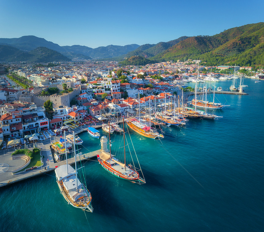 鸟瞰船只美丽的建筑日尔马里斯,土耳其五颜六色的景观与船码头湾,海洋,城市,山脉港口的无人驾驶飞机上看游艇图片