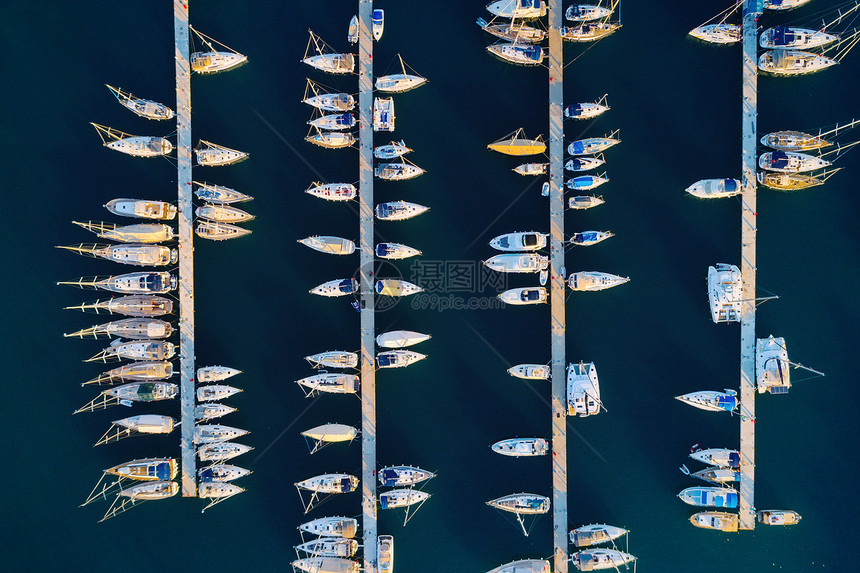 鸟瞰惊人的船只日尔马里斯,土耳其码头湾的船海的极简主义景观港口的无人驾驶飞机上看游艇摩托艇帆船美丽图片