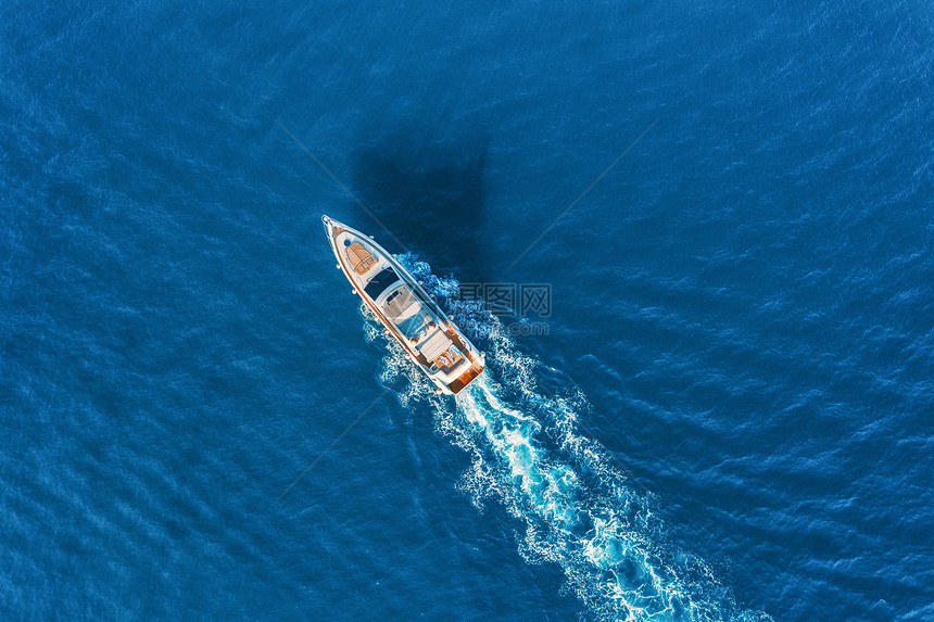 欧洲海上的游艇日落时豪华浮船的鸟瞰图五颜六色的景观与船码头湾,蓝海游艇的无人驾驶飞机上俯瞰豪华游轮带摩托图片