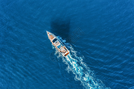 新蓝海欧洲海上的游艇日落时豪华浮船的鸟瞰图五颜六色的景观与船码头湾,蓝海游艇的无人驾驶飞机上俯瞰豪华游轮带摩托背景