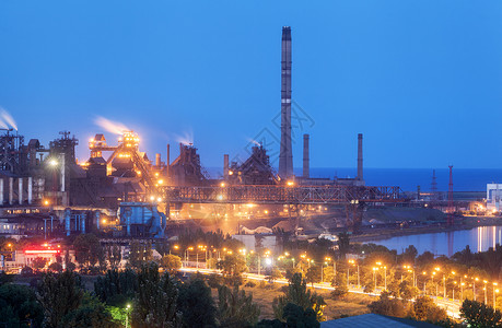 晚上冶金厂烟囱的钢厂钢铁厂,钢铁厂欧洲的重工业烟囱的空气污染,生态问题黄昏时的工业景观植物制造业高清图片素材