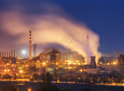晚上冶金厂烟囱的钢厂钢铁厂,钢铁厂欧洲的重工业烟囱的空气污染,生态问题黄昏时的工业景观植物化学高清图片素材