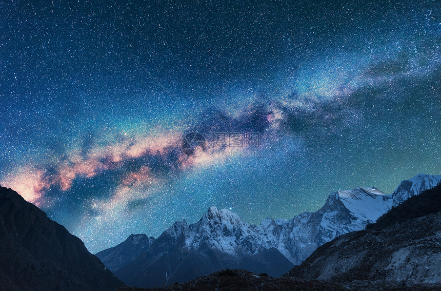 银河山脉尼泊尔夜晚山星空的奇妙景色山谷天空星星美丽的喜马拉雅山明亮的银河夜景星系图片