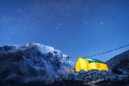 发光帐篷,高高的岩石上,雪峰天空,夜晚尼泊尔星星喜马拉雅山脉风景山,星空碧瓦喜马拉雅山徒步旅行背景图片