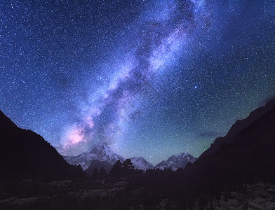 银河系令人惊奇的场景与喜马拉雅山脉星空夜间尼泊尔高高的岩石,雪峰,天空中星星玛纳斯鲁,喜马拉雅山背景图片