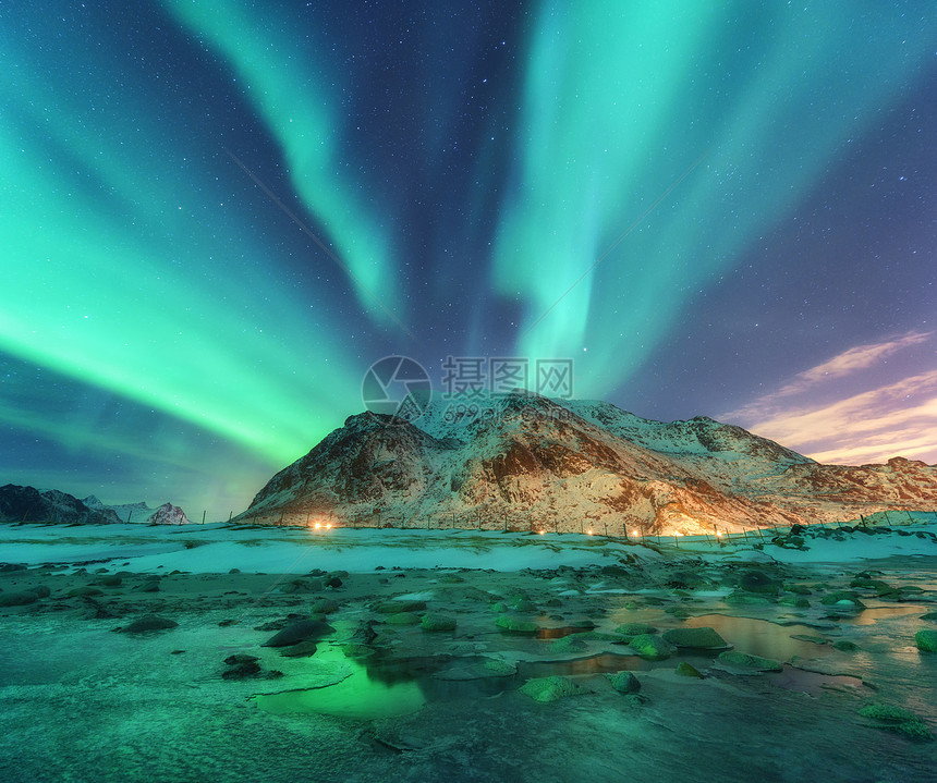 极光挪威洛福滕岛的北极光极地灯光的星空夜间冬季景观极光,海天空反射,石头,沙滩山脉绿色北极光图片