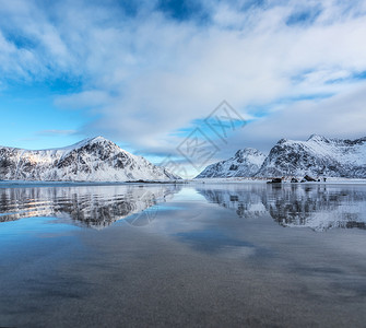 沙滩,美丽的倒影水,洛芬岛,挪威风景与雪山,海洋,蓝天与云反射水冬天岩石海岸的自然背景背景图片
