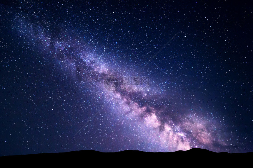 紫色银河的景观夏天星星小山的夜空美丽的宇宙太空背景图片