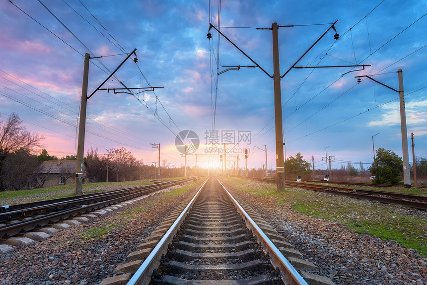 日落时的铁路美丽的天空工业景观与火车站,五颜六色的蓝天与云,树木绿草,阳光夏天铁路枢纽重工业日落时的图片