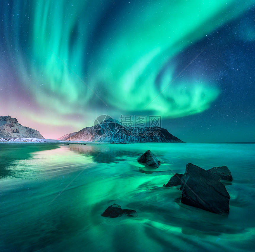 极光挪威洛福滕岛的北极光天空中北极光,星星夜间冬季景观极光,海天空反射,石头,沙滩山脉绿色北极光极图片