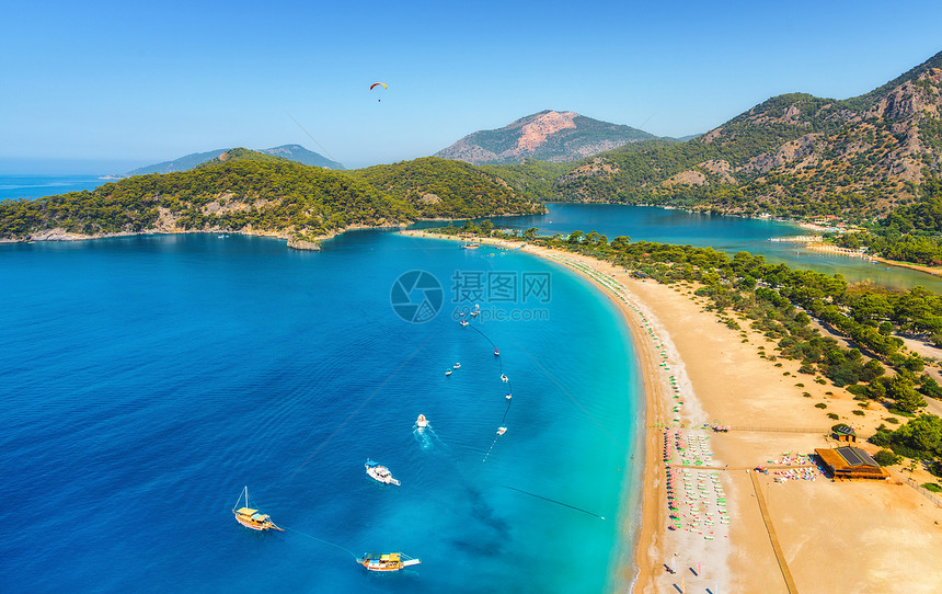 令人惊叹的蓝色泻湖奥卢德尼斯,土耳其夏季景观海唾沫,船游艇,绿树,蔚蓝的水,阳光明媚的沙滩旅行公园的顶部景图片