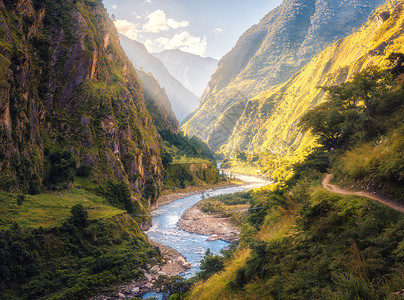 五颜六色的景观与高喜马拉雅山脉,美丽的弯曲河流,绿色的森林,蓝天与云阳光日落尼泊尔夏季山谷喜马拉雅山旅行公园高清图片素材