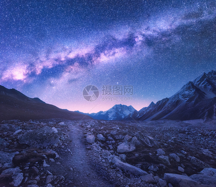 银河山脉尼泊尔,夜晚山星空,景色令人惊叹带着星星穿过山谷紫色的天空喜马拉雅山明亮的银河夜景图片