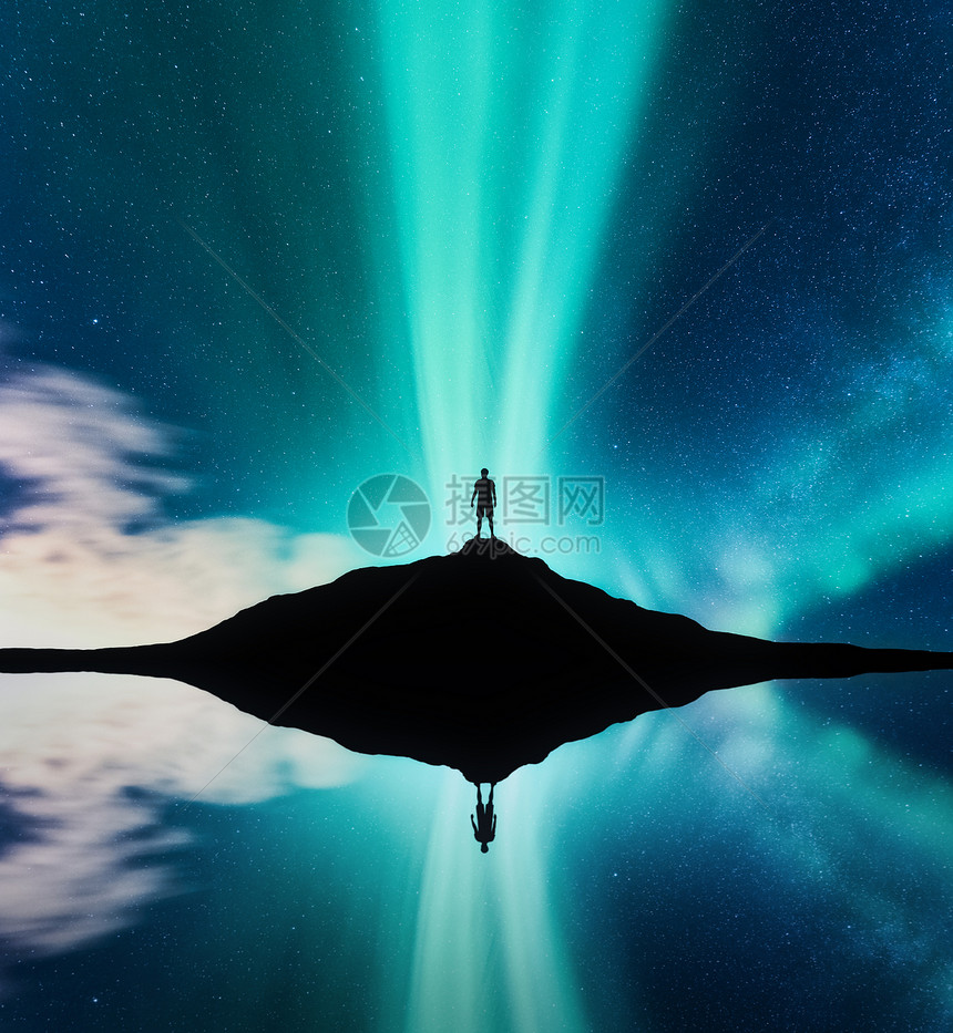 挪威山上站立的人的北极光轮廓北极光人类星星绿色北极光夜间景观与极光,湖泊,天空反射水中旅行山图片