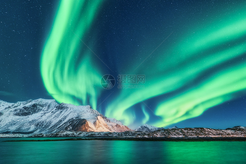 挪威洛福滕岛的绿色北极光北极光极地灯光的星空夜间冬季景观与极光,海洋与天空反射雪山自然旅行挪威洛福滕图片