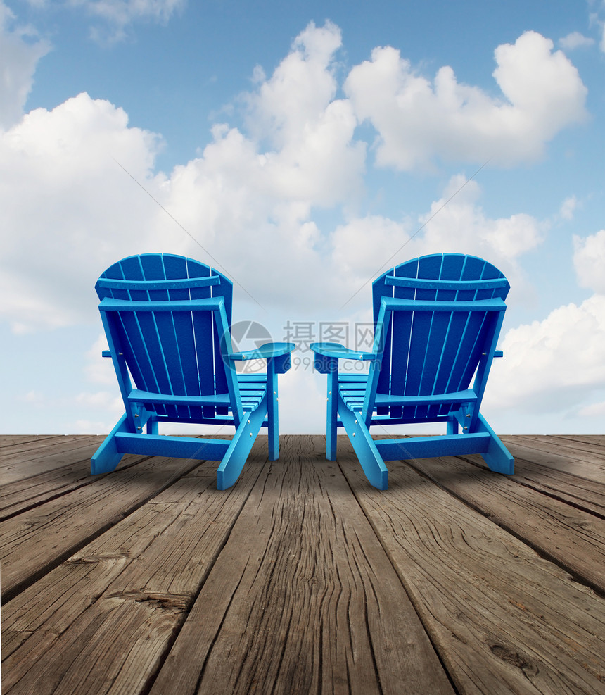 退休放松财务规划符号与两个空的蓝色阿迪朗达克椅子个木制露台甲板上,与天空视图未来成功投资战略的商业自由图片