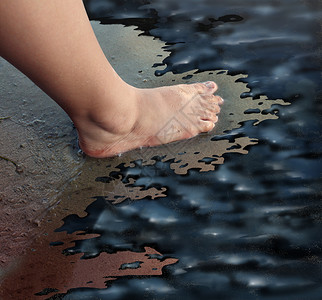 漏油浮油的与个孩子的脚沙滩上行走,变成了个灾区,油污的黑色污泥污染海洋生物,个人制造灾难环境灾难的象征背景图片