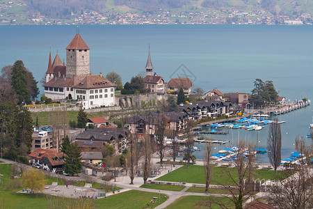 斯皮兹教堂与苏恩瑞士湖顶部景观背景图片
