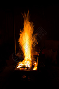 晚上野外露营的壁炉图片