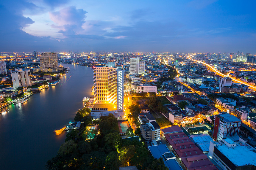 黄昏时,曼谷天际线的鸟瞰图图片