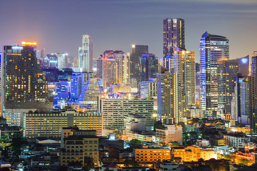 夜间曼谷市中心天际线的鸟瞰图图片