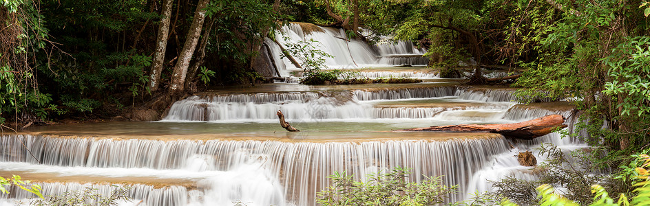 泰国雨林丽的热带瀑布全景图片