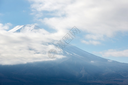 日本山梨县富士山多云图片