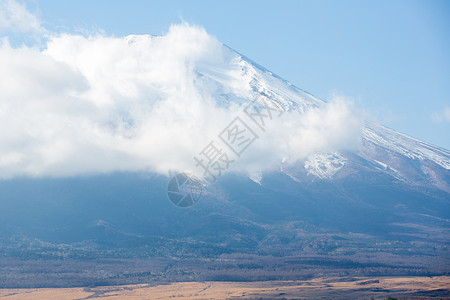 日本山梨县富士山多云背景图片