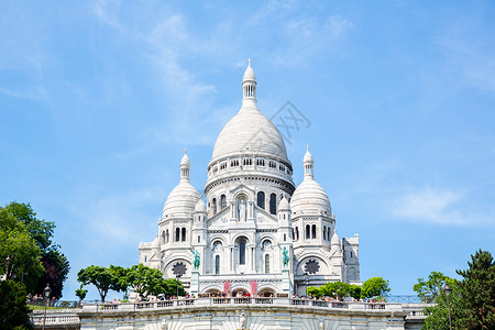 法国巴黎蒙马特的萨克雷库尔大教堂的夏季景观高清图片