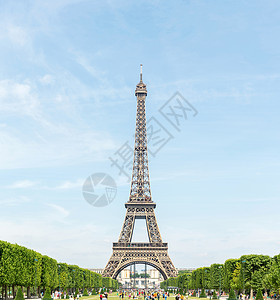 埃菲尔铁塔全景与蓝天花园,法国巴黎图片