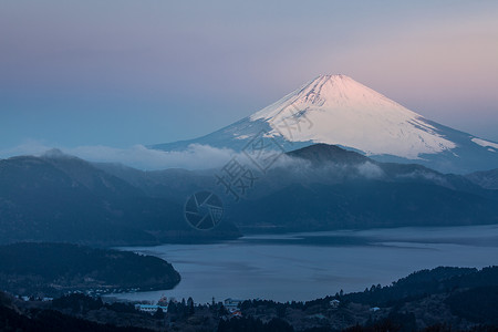 富士山哈肯湖的冬季日出高清图片