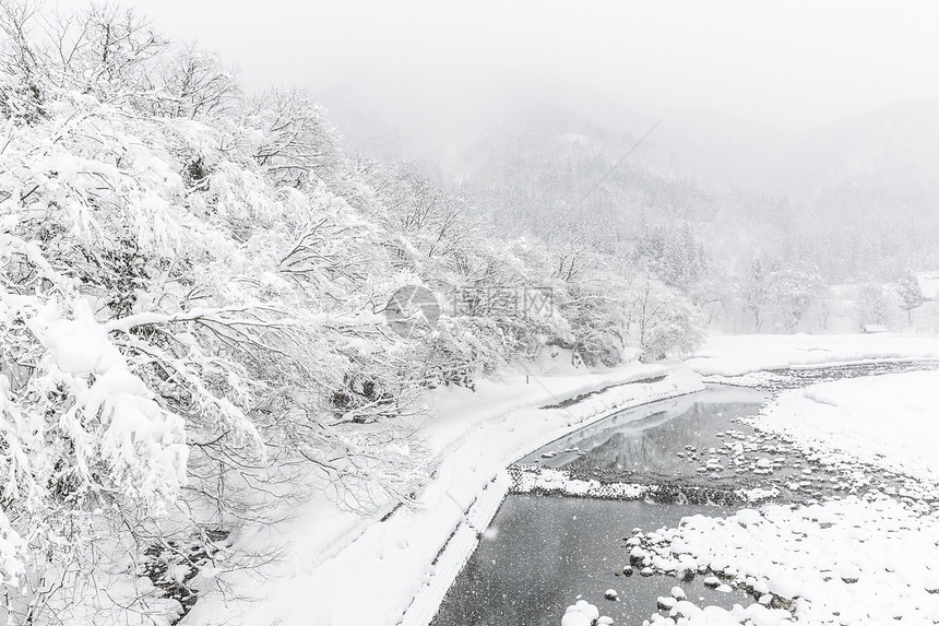 美丽的降雪冬季景观希拉卡瓦戈日本图片