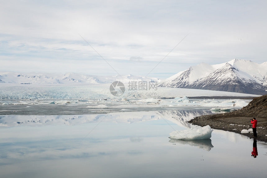 游客Vatnajokull冰川Jokulsarlon泻湖冰岛图片