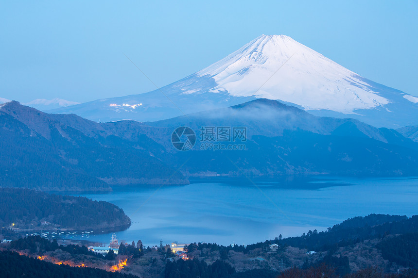 富士山哈肯湖的冬季日出图片