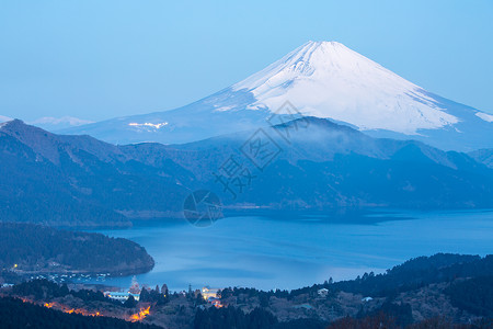 富士山哈肯湖的冬季日出高清图片
