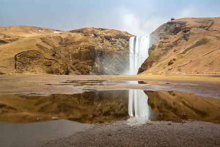 斯科格福斯瀑布及其冰岛南部斯科加尔镇附近的倒影高清图片