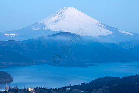 富士山哈肯湖的冬季日出高清图片