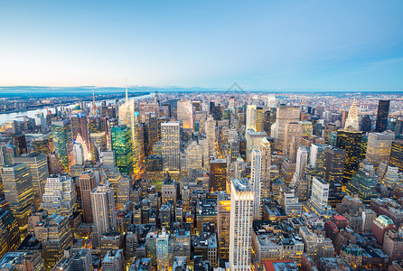 空中纽约市天际线城市摩天大楼黄昏,美国图片