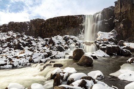 北极瀑布奥沙拉福斯瀑布冬季平维尔山谷公园冰岛背景