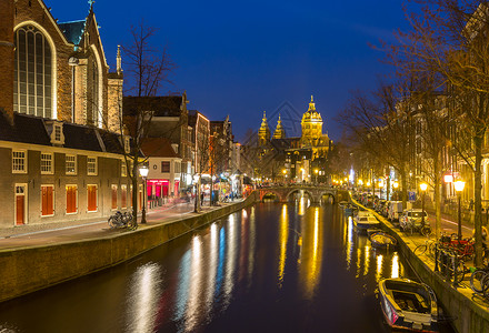 阿姆斯特丹运河尼古拉教堂黄昏的尼瑟兰高清图片