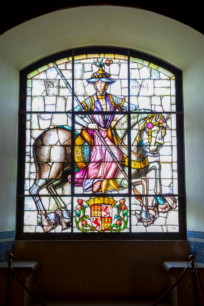 西牙塞戈维亚6月2日西牙塞戈维亚阿尔卡扎尔松果大厅的彩色璃,描绘卡斯蒂利亚国王阿丰索八世他的女儿贝伦加里亚于2014图片