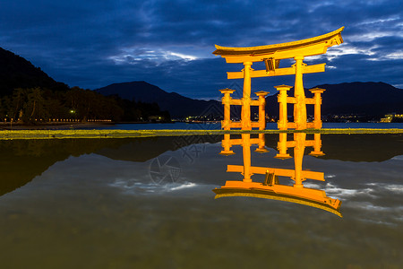 宫岛,广岛,著名的浮托里门日本日落背景图片