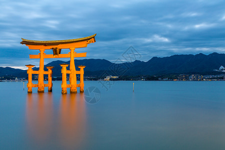 宫岛,广岛,著名的浮托里门日本日落背景图片