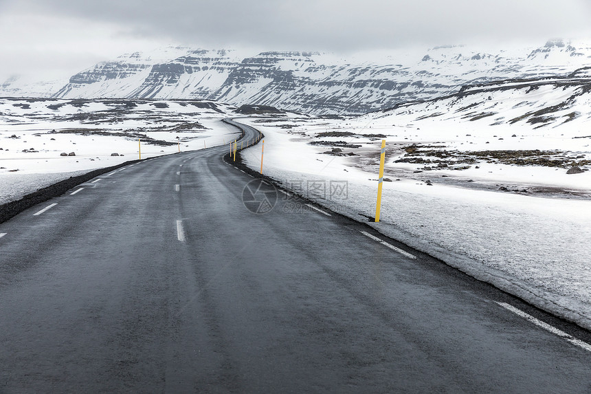 道路散落出冰岛冬季景观雪山图片