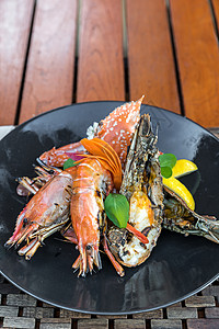 海鲜拼盘美味的烤虾岩石龙虾红蟹图片