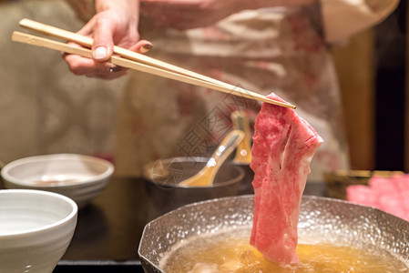松坂牛肉A5瓦古牛肉沙布与蒸汽,日本火锅美食图片