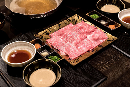 松坂牛肉A5瓦古牛肉沙布套蒸汽,日本火锅料理高清图片